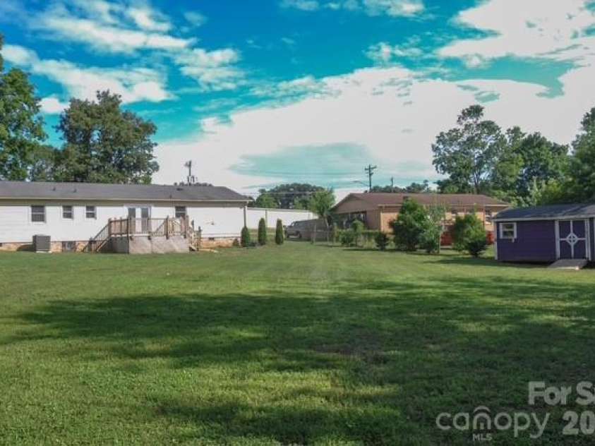 109 Oxford Street, Shelby, NC 28152.  MLS# CAR4386415, YatesRealty ID 26665. 