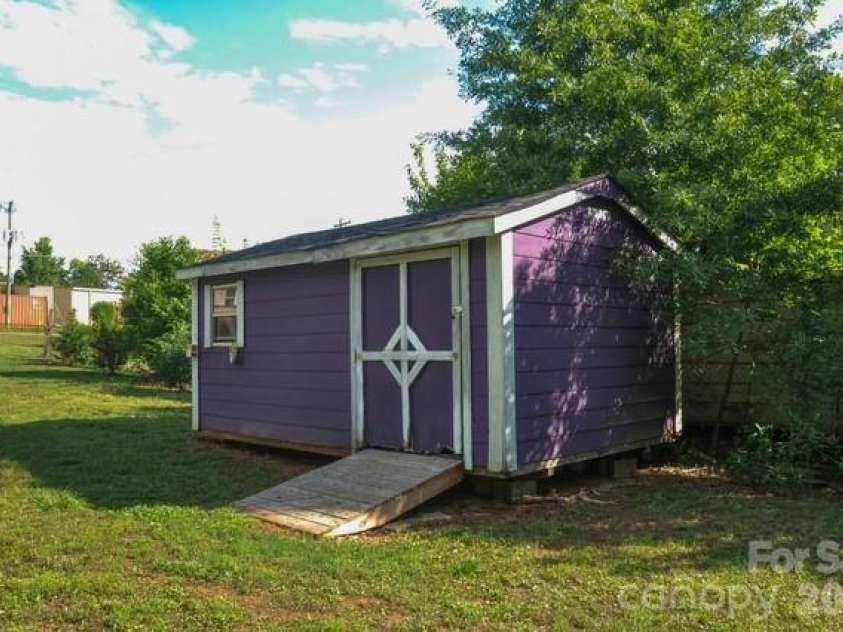 109 Oxford Street, Shelby, NC 28152.  MLS# CAR4386415, YatesRealty ID 26665. 