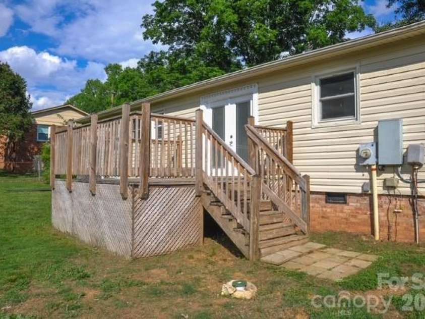 109 Oxford Street, Shelby, NC 28152.  MLS# CAR4386415, YatesRealty ID 26665. 