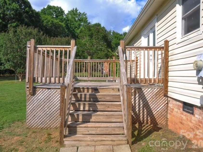 109 Oxford Street, Shelby, NC 28152.  MLS# CAR4386415, YatesRealty ID 26665. 