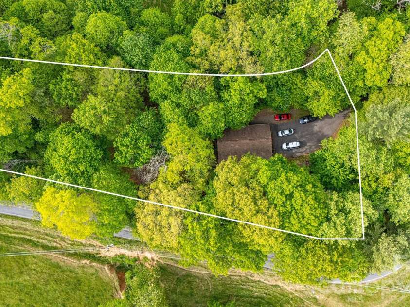 115 Knoll Ridge Lane, Waynesville, NC 28785.  MLS# CAR4376949, YatesRealty ID 26666. Lines are approximate.