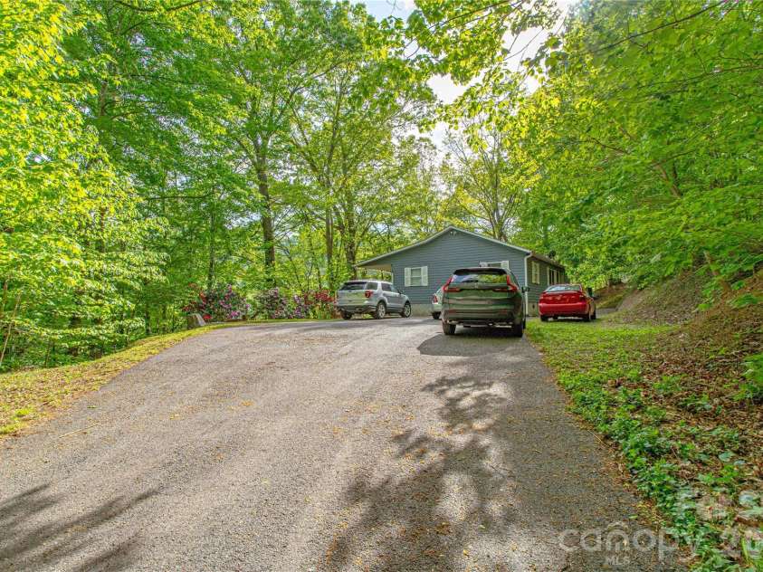 115 Knoll Ridge Lane, Waynesville, NC 28785.  MLS# CAR4376949, YatesRealty ID 26666. Spacious driveway with parking for multiple vehicles.