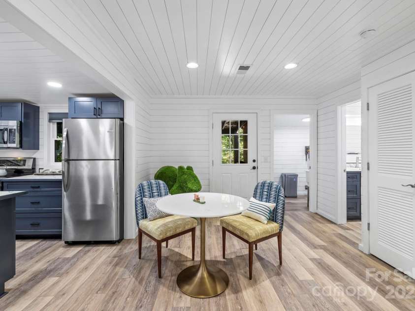 40 Squirrel Lane, Sapphire, NC 28774.  MLS# CAR4272442, YatesRealty ID 26666. Dining Area