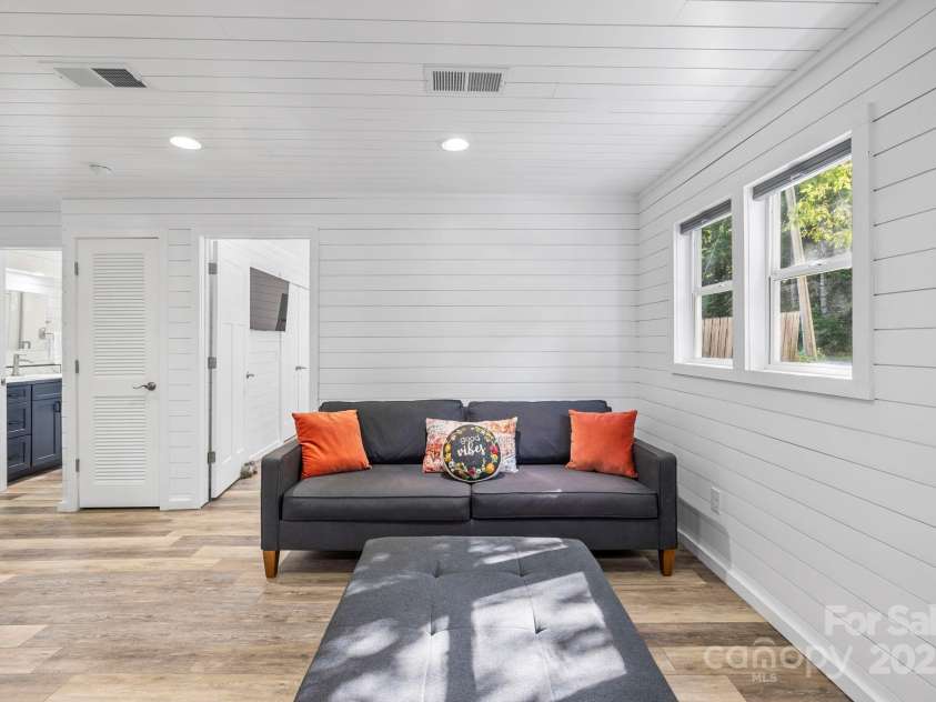 40 Squirrel Lane, Sapphire, NC 28774.  MLS# CAR4272442, YatesRealty ID 26666. Fully Furnished