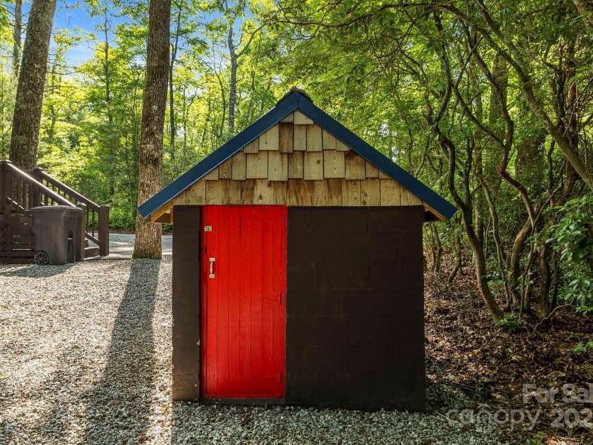 40 Squirrel Lane, Sapphire, NC 28774.  MLS# CAR4272442, YatesRealty ID 26666. Matching Well-House