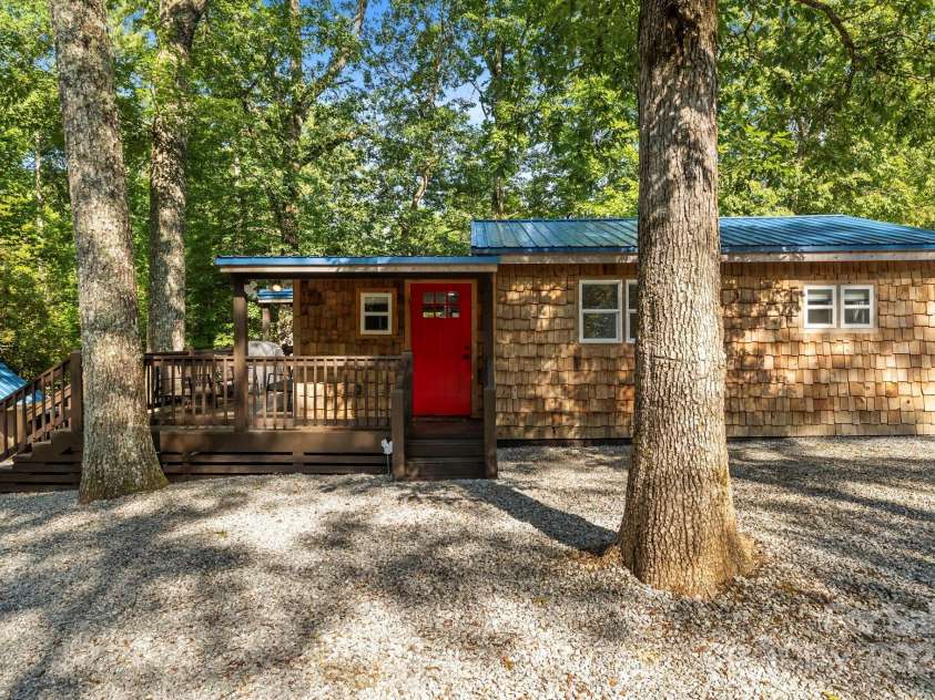40 Squirrel Lane, Sapphire, NC 28774.  MLS# CAR4272442, YatesRealty ID 26666. Mountain Cottage in Sapphire, NC