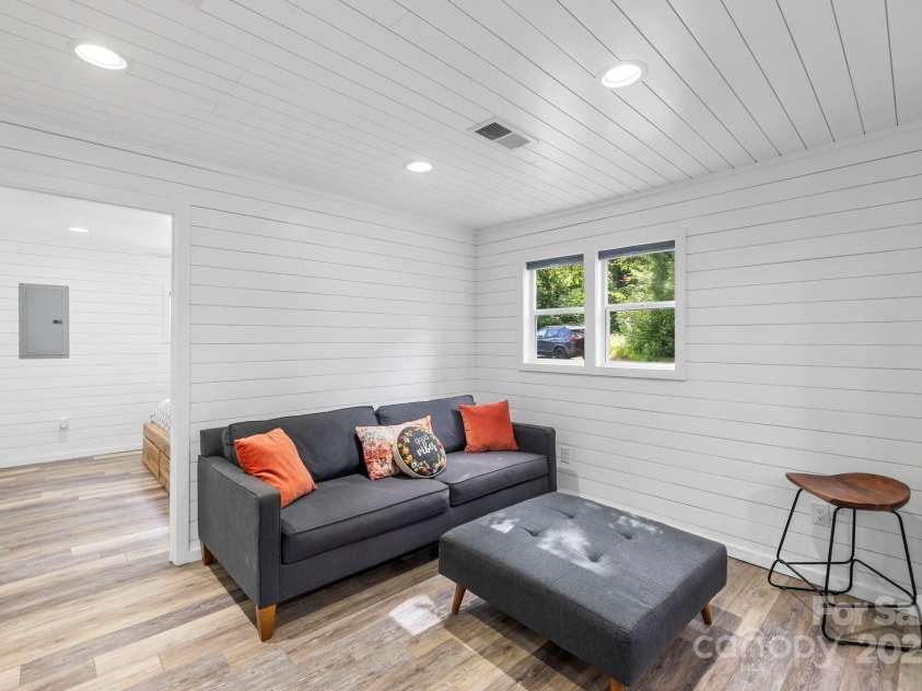 40 Squirrel Lane, Sapphire, NC 28774.  MLS# CAR4272442, YatesRealty ID 26666. Open Concept