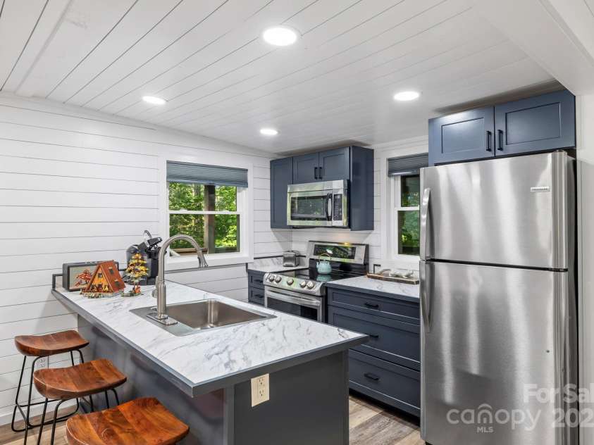 40 Squirrel Lane, Sapphire, NC 28774.  MLS# CAR4272442, YatesRealty ID 26666. Stainless Appliances