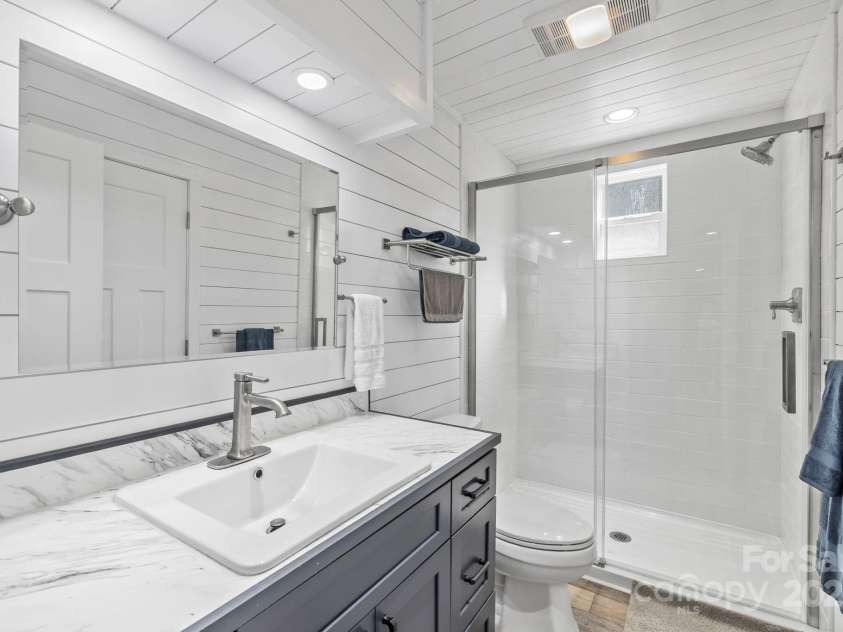 40 Squirrel Lane, Sapphire, NC 28774.  MLS# CAR4272442, YatesRealty ID 26666. Updated Full Bathroom