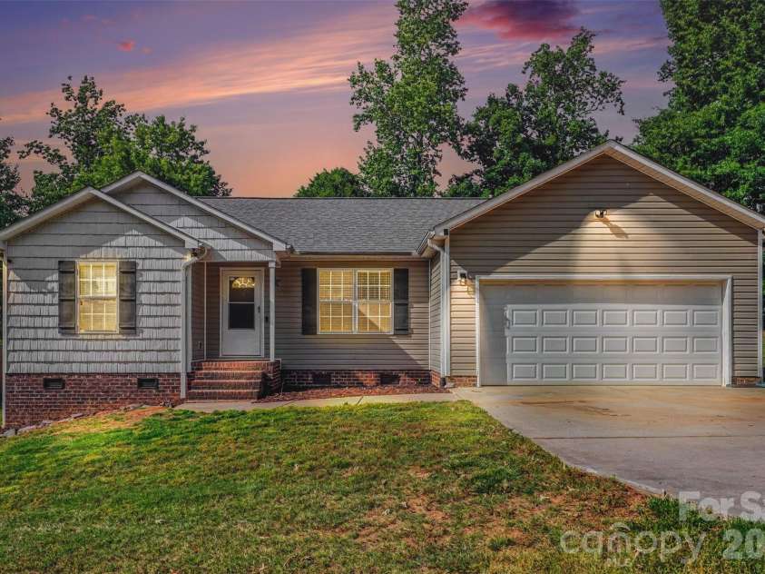 150 Swann Crossing Lane, Statesville, NC 28625.  MLS# CAR4384657, YatesRealty ID 26668. 