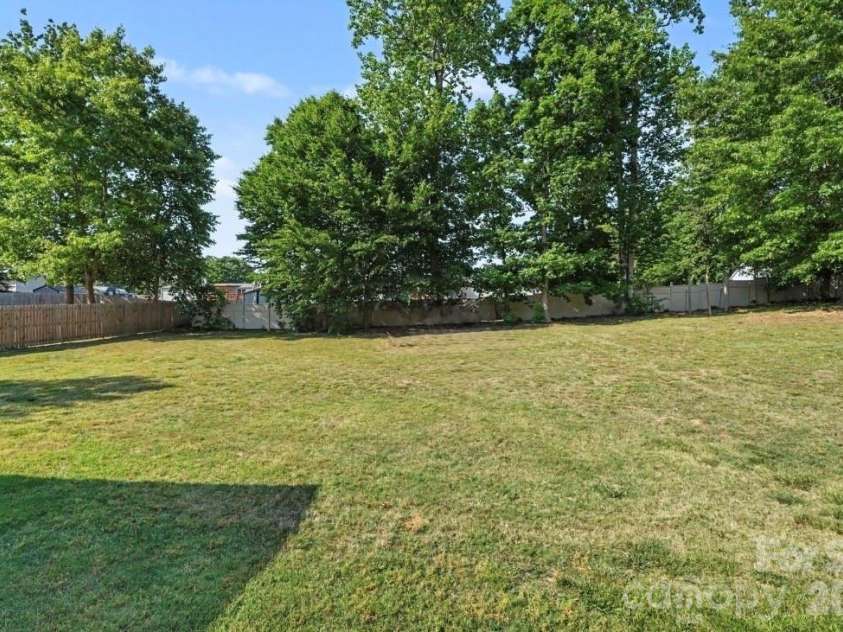 150 Swann Crossing Lane, Statesville, NC 28625.  MLS# CAR4384657, YatesRealty ID 26668. 