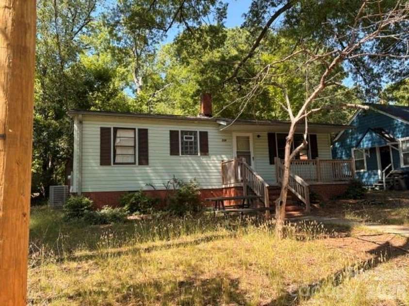 526 Hickory Avenue, Statesville, NC 28677.  MLS# CAR4353647, YatesRealty ID 26671. 