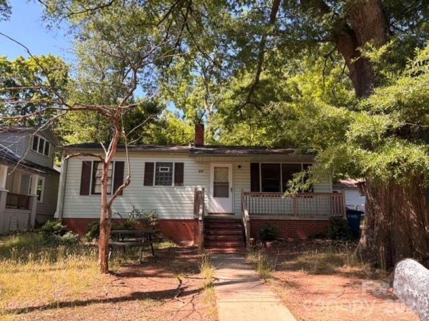 526 Hickory Avenue, Statesville, NC 28677.  MLS# CAR4353647, YatesRealty ID 26671. 