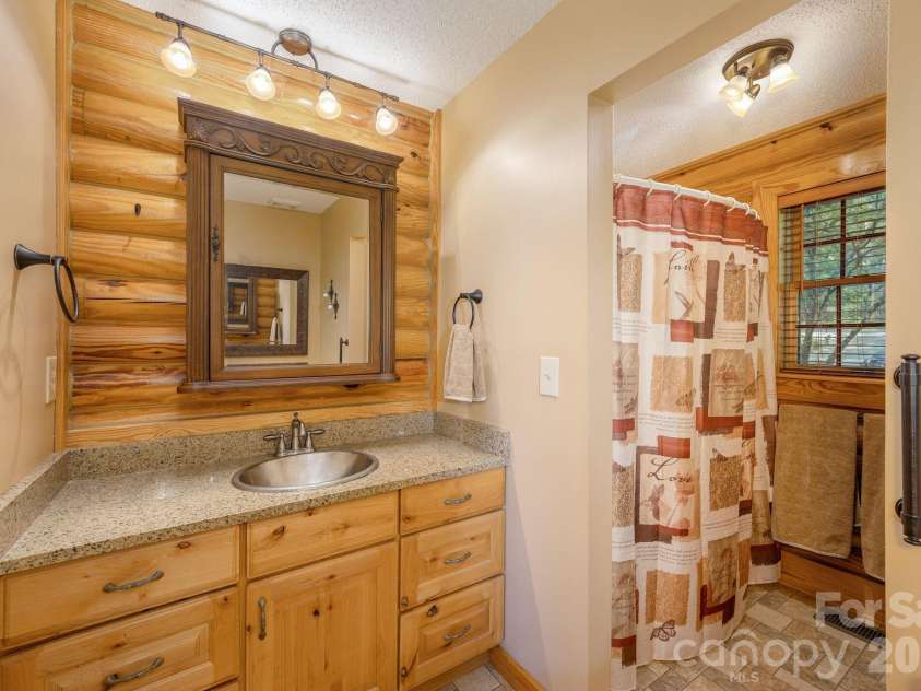 1126 Kilpatrick Road, Hendersonville, NC 28739.  MLS# CAR4384744, YatesRealty ID 26672. Primary bath