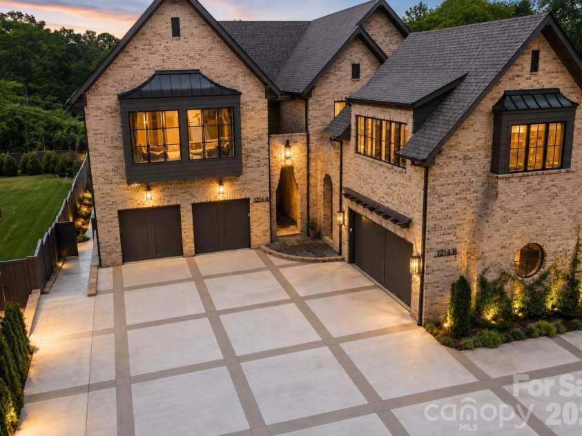1214 Kings Drive, Charlotte, NC 28207.  MLS# CAR4401843, YatesRealty ID 26677. 
