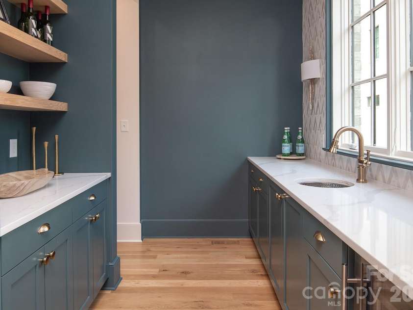 1214 Kings Drive, Charlotte, NC 28207.  MLS# CAR4401843, YatesRealty ID 26677. 