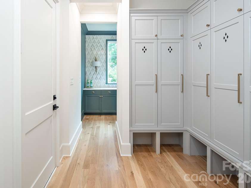 1214 Kings Drive, Charlotte, NC 28207.  MLS# CAR4401843, YatesRealty ID 26677. 