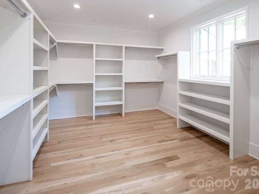 1214 Kings Drive, Charlotte, NC 28207.  MLS# CAR4401843, YatesRealty ID 26677. 