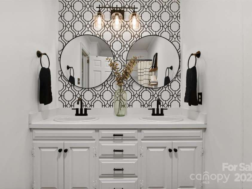 601 Pennell Street, Lenoir, NC 28645.  MLS# CAR4274265, YatesRealty ID 26677. 