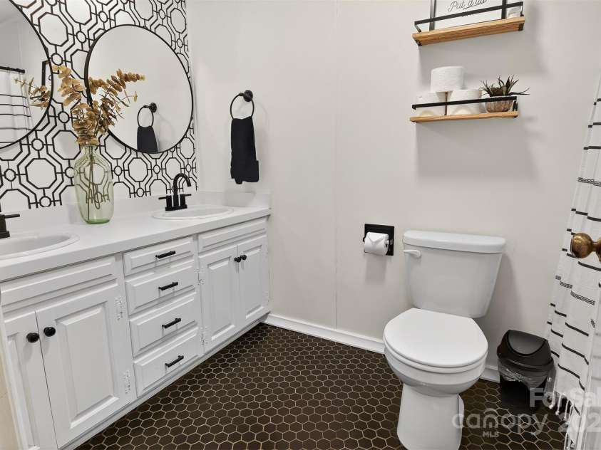 601 Pennell Street, Lenoir, NC 28645.  MLS# CAR4274265, YatesRealty ID 26677. 