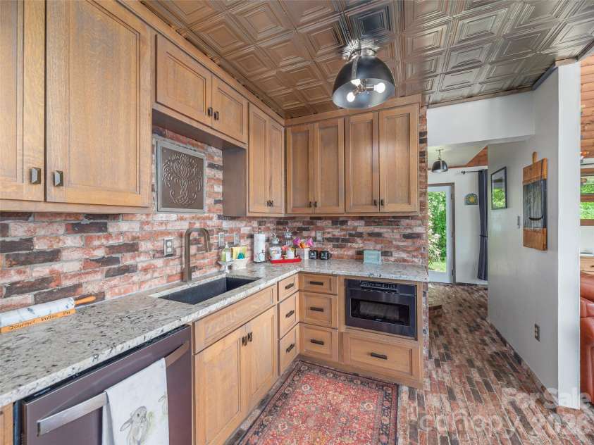 461 Ferguson Cove Loop, Clyde, NC 28721.  MLS# CAR4354575, YatesRealty ID 26678. 