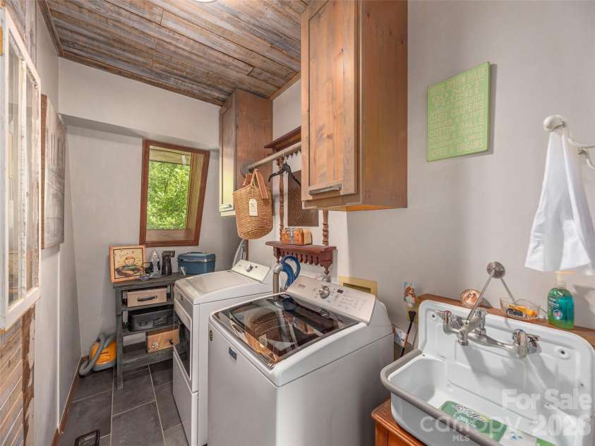 461 Ferguson Cove Loop, Clyde, NC 28721.  MLS# CAR4354575, YatesRealty ID 26678. 