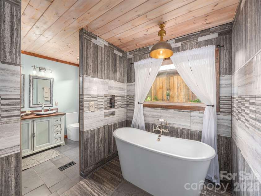 461 Ferguson Cove Loop, Clyde, NC 28721.  MLS# CAR4354575, YatesRealty ID 26678. 