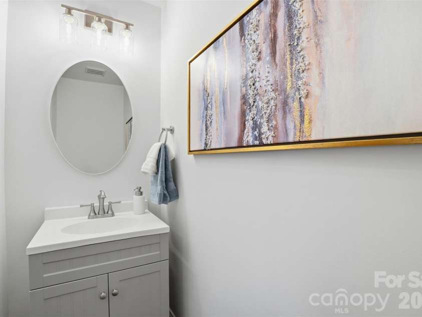 4701 Magnolia Ridge Drive, Waxhaw, NC 28173.  MLS# CAR4344434, YatesRealty ID 2668. Half Bathroom Downstairs
