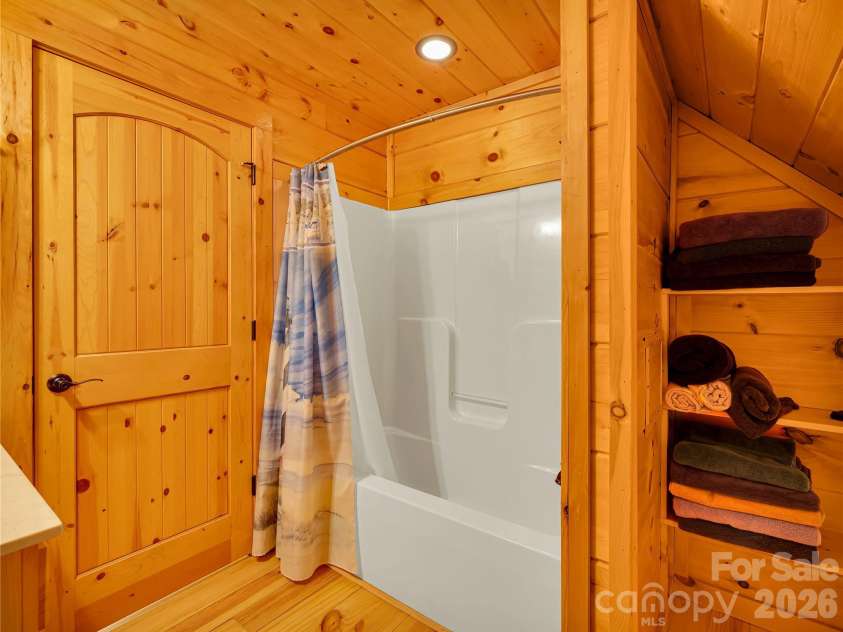 586 Tanglewood Lane, Saluda, NC 28773.  MLS# CAR4376488, YatesRealty ID 26681. Spacious upper-level full bathroom featuring convenient built-in shelving.