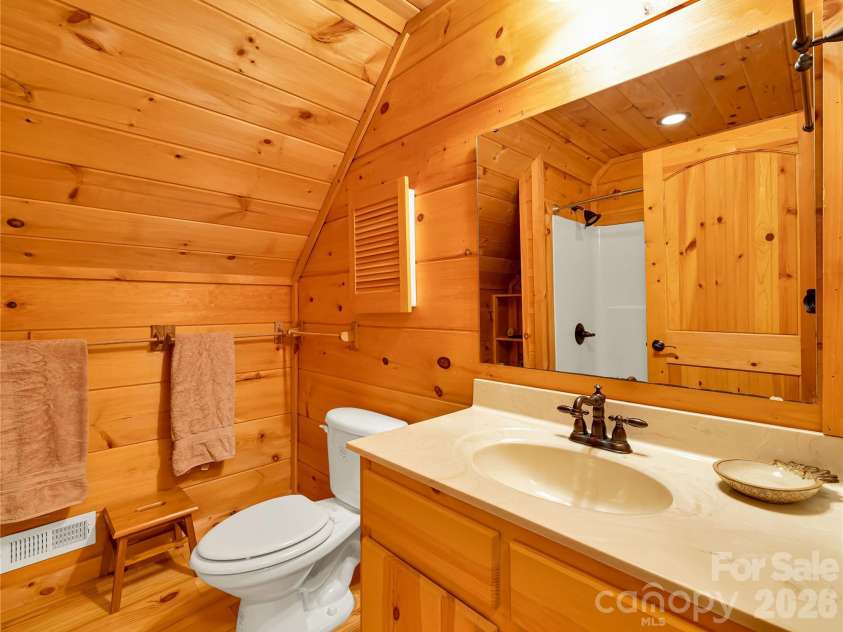 586 Tanglewood Lane, Saluda, NC 28773.  MLS# CAR4376488, YatesRealty ID 26681. Upper-Level Full Bathroom