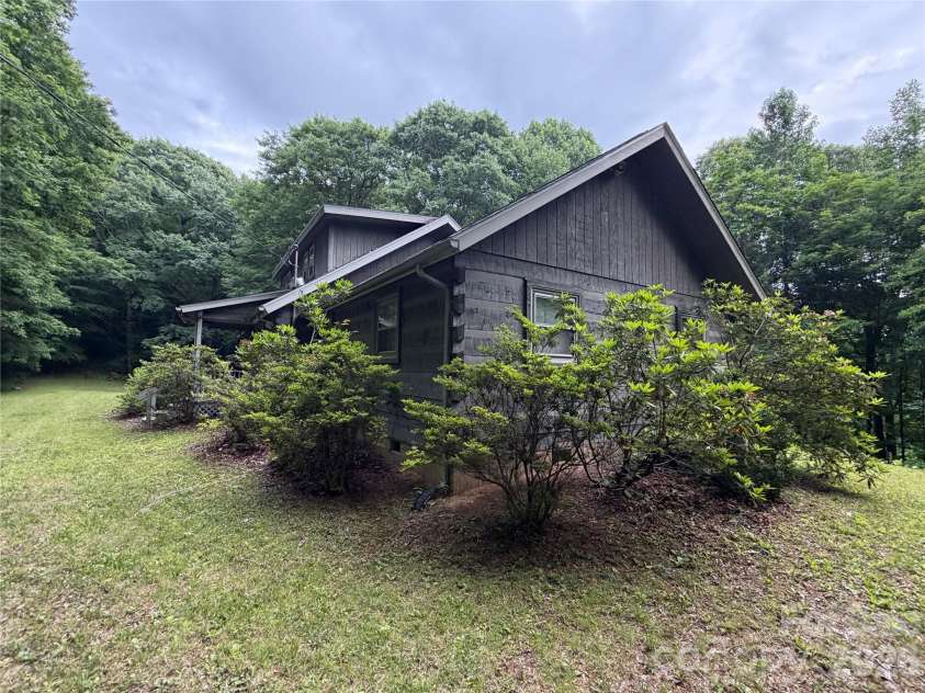 377 Woodstream Road, Waynesville, NC 28786.  MLS# CAR4387031, YatesRealty ID 26682. 
