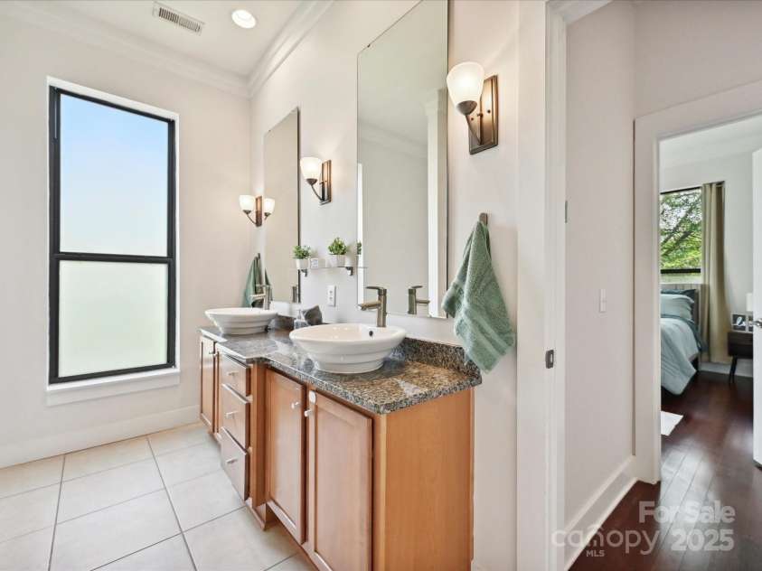 956 Warren Burgess Lane, Charlotte, NC 28205.  MLS# CAR4267004, YatesRealty ID 26682. 