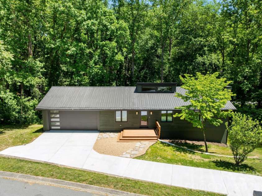 17 Muirfield Drive, Arden, NC 28704.  MLS# CAR4383147, YatesRealty ID 26683. 