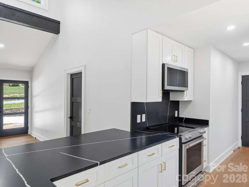17 Muirfield Drive, Arden, NC 28704.  MLS# CAR4383147, YatesRealty ID 26683. Stunning Quartz counters