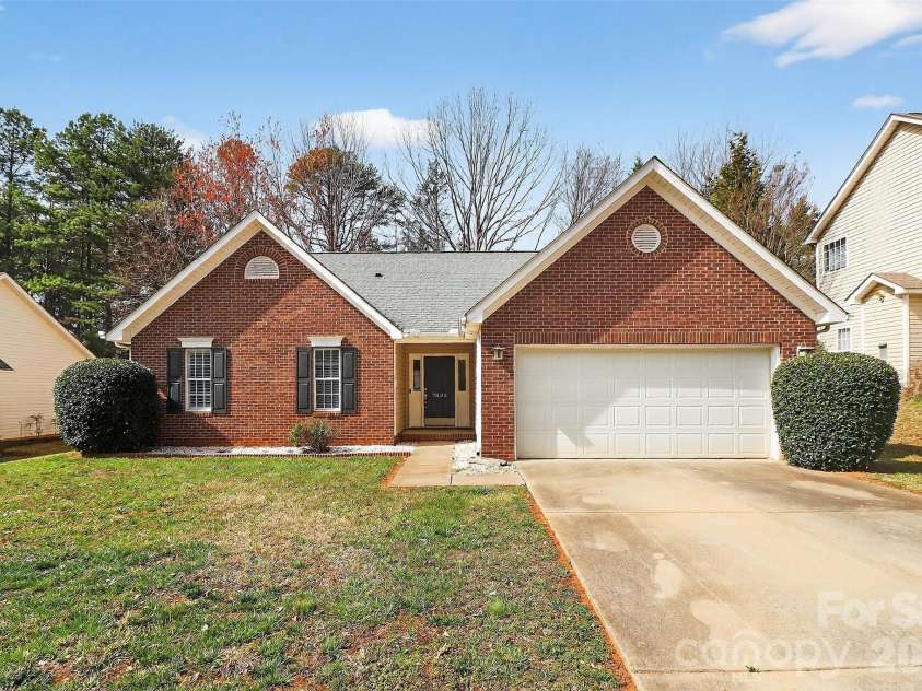 7022 Duchamp Drive, Charlotte, NC 28215.  MLS# CAR4356424, YatesRealty ID 26684. 