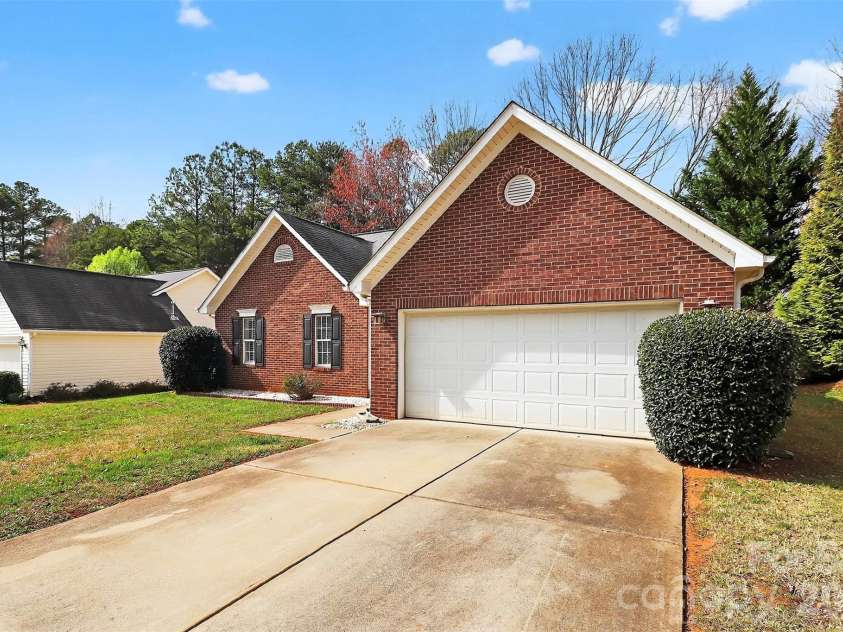 7022 Duchamp Drive, Charlotte, NC 28215.  MLS# CAR4356424, YatesRealty ID 26684. 