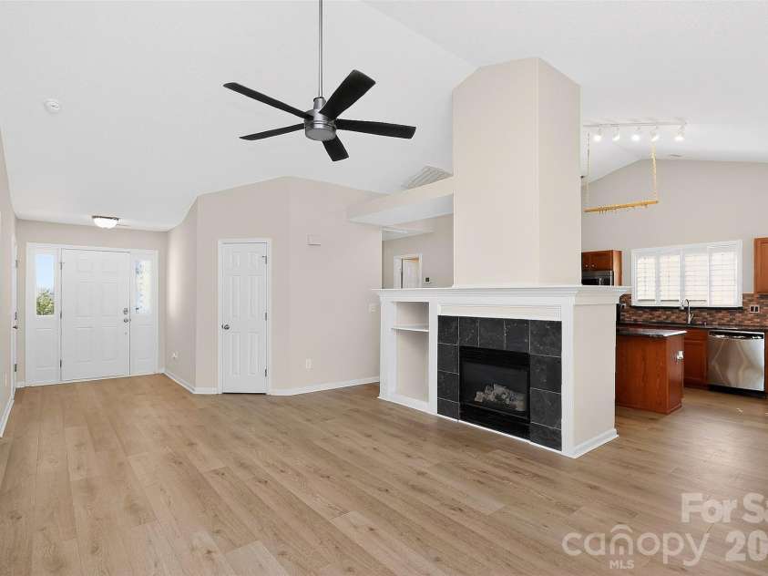 7022 Duchamp Drive, Charlotte, NC 28215.  MLS# CAR4356424, YatesRealty ID 26684. 