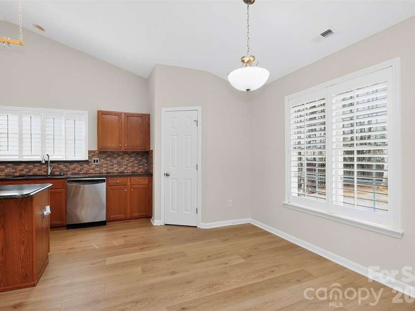 7022 Duchamp Drive, Charlotte, NC 28215.  MLS# CAR4356424, YatesRealty ID 26684. Dining Area