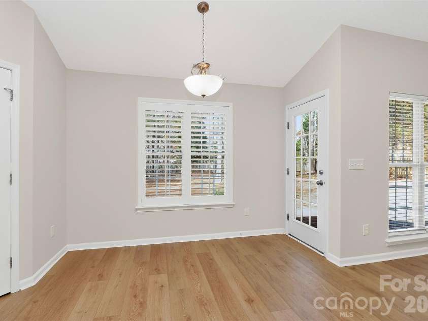7022 Duchamp Drive, Charlotte, NC 28215.  MLS# CAR4356424, YatesRealty ID 26684. Dining Area