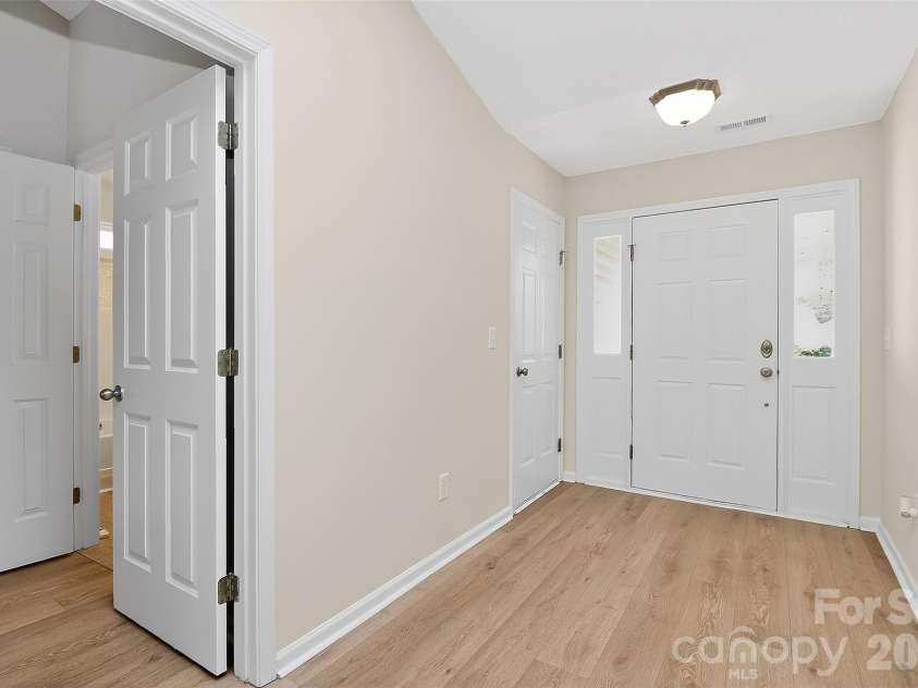 7022 Duchamp Drive, Charlotte, NC 28215.  MLS# CAR4356424, YatesRealty ID 26684. Front Entrance