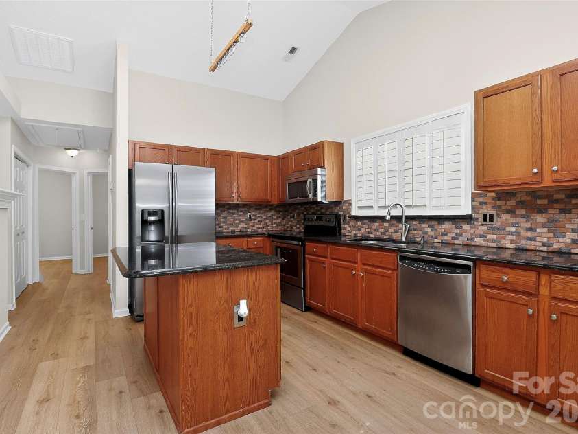 7022 Duchamp Drive, Charlotte, NC 28215.  MLS# CAR4356424, YatesRealty ID 26684. Kitchen