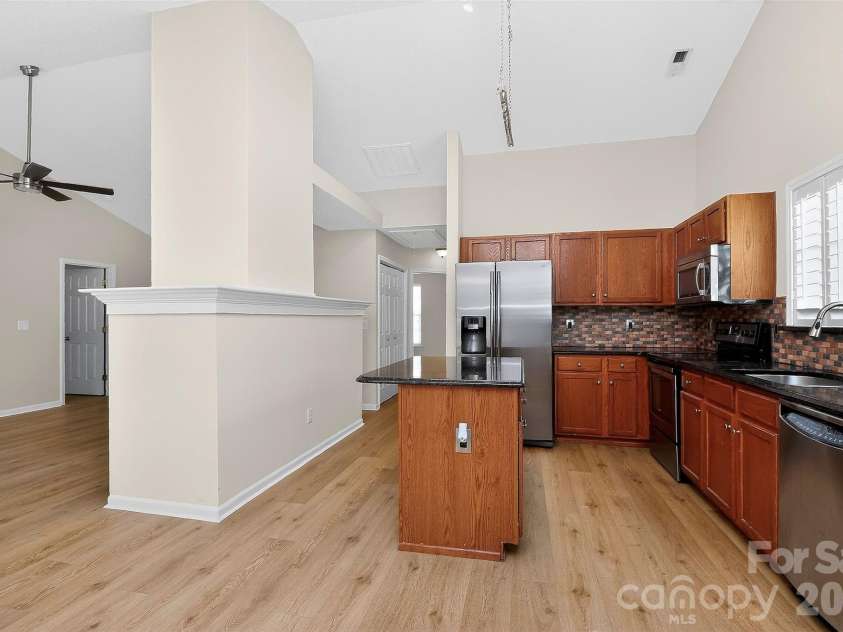 7022 Duchamp Drive, Charlotte, NC 28215.  MLS# CAR4356424, YatesRealty ID 26684. Kitchen