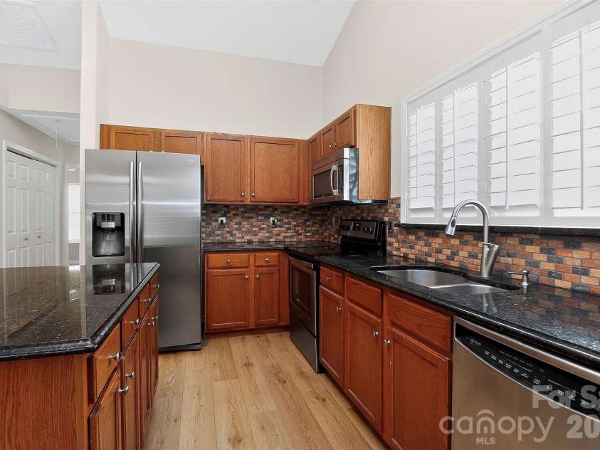 7022 Duchamp Drive, Charlotte, NC 28215.  MLS# CAR4356424, YatesRealty ID 26684. Kitchen