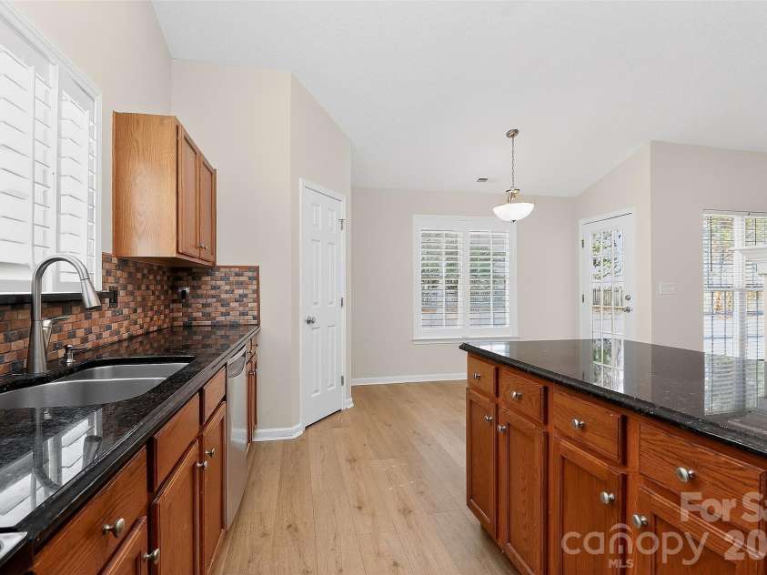 7022 Duchamp Drive, Charlotte, NC 28215.  MLS# CAR4356424, YatesRealty ID 26684. Kitchen