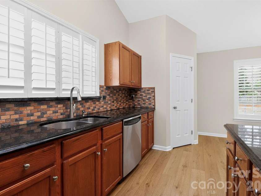 7022 Duchamp Drive, Charlotte, NC 28215.  MLS# CAR4356424, YatesRealty ID 26684. Kitchen