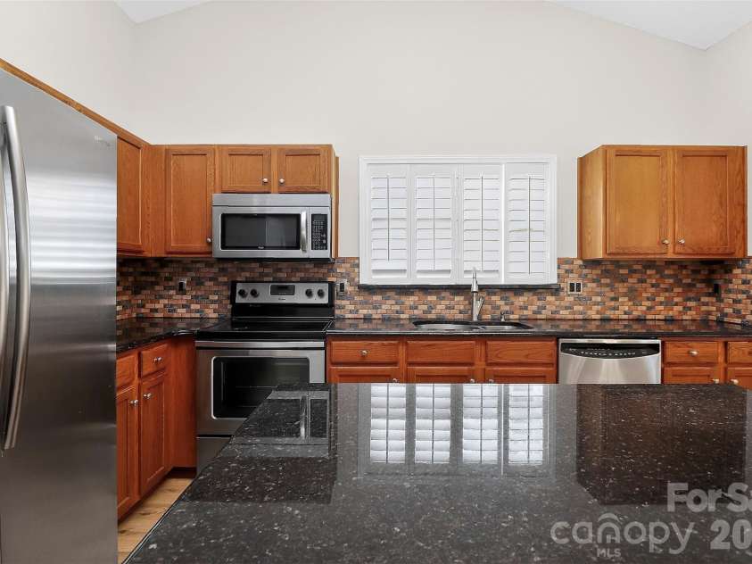 7022 Duchamp Drive, Charlotte, NC 28215.  MLS# CAR4356424, YatesRealty ID 26684. Kitchen