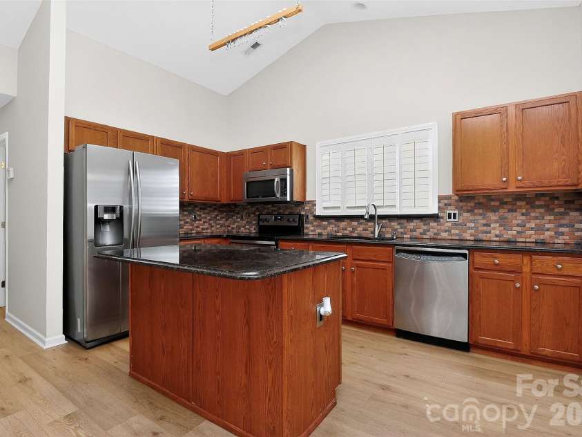 7022 Duchamp Drive, Charlotte, NC 28215.  MLS# CAR4356424, YatesRealty ID 26684. Kitchen