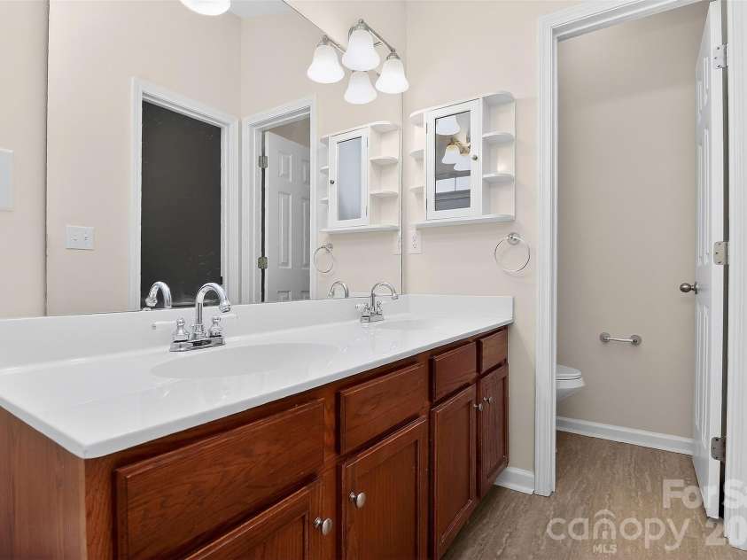 7022 Duchamp Drive, Charlotte, NC 28215.  MLS# CAR4356424, YatesRealty ID 26684. Master Bath