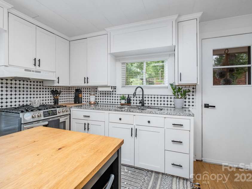 700 Perkins Street, Lowell, NC 28098.  MLS# CAR4277479, YatesRealty ID 26685. 
