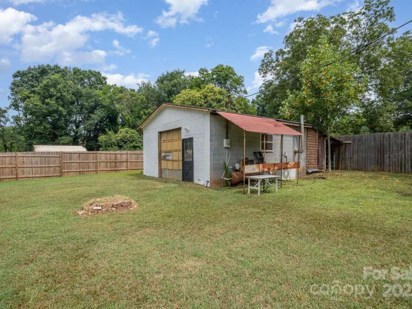 700 Perkins Street, Lowell, NC 28098.  MLS# CAR4277479, YatesRealty ID 26685. 